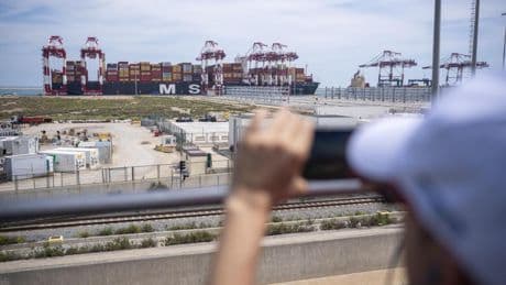 El Port de Barcelona abre al público este fin de semana las terminales de contenedores