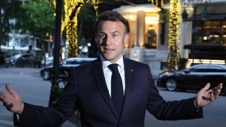 Vidéo : Emmanuel Macron dément avoir été giflé par sa femme au Vietnam