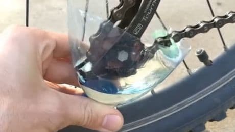Fahrradkette einfach reinigen: Sie brauchen nur eine Flasche und eine Zahnbürste