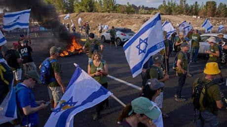 Zehntausende demonstrieren für Freilassung der Hamas-Geiseln – Netanjahu kritisiert Protest