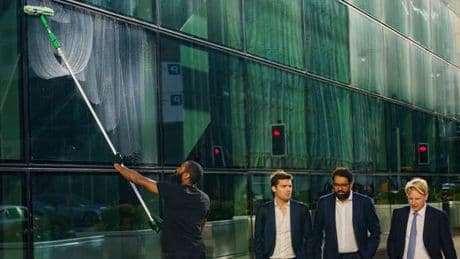 Pour réduire les inégalités mondiales, mieux vaut augmenter les salaires minimums que les impôts