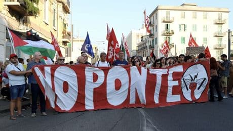 Duizenden Italianen demonstreren tegen brug tussen Sicilië en vasteland