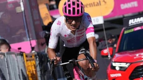 El Giro se convierte en un infierno para Juan Ayuso