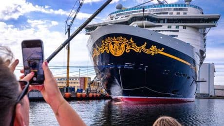Schiffbau: Kreuzfahrtschiff "Disney Adventure" vor Abschied aus Wismar