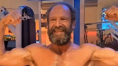 Ralph Fiennes überrascht mit neuen Muckis - Vom Vatikan ins Fitness-Studio