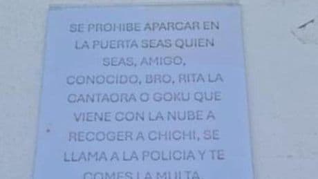 El surrealista cartel de un vado en Punta Umbría, Huelva, para advertir a quienes quieran aparcar que no deja indiferente: “Seas Rita la Cantaora o Goku, se llama a la Policía y te comes la multa”