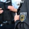 Räuberische Erpressung: Kontrolleure mit Waffe bedroht - GSG 9 durchsucht Wohnungen
