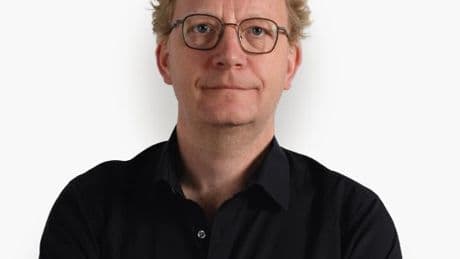 Achter het aanstekelijke wijnverhaal volgde de advertentie, werd zo de grens tussen journalistiek en commercie overschreden?
