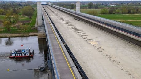 Schifffahrt: Trogbrücke bei Magdeburg wird wieder mit Wasser befüllt