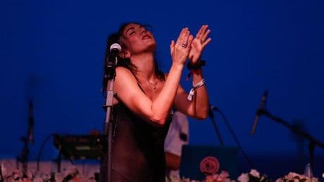 La artista Queralt Lahoz, ante su concierto en Ibiza: "Ver a alguien llorar con tu música es lo mejor que te puede pasar"