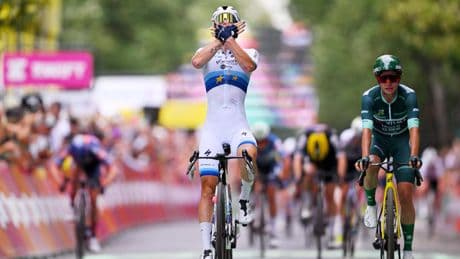 Lorena Wiebes slaat toe in tumultueuze slotfase Tour de France Femmes, Marianne Vos heeft gele trui terug, zorgen om Demi Vollering na valpartij