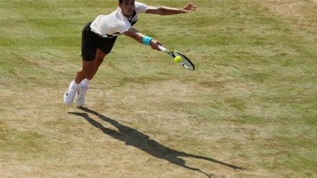 Alcaraz pasa a octavos de Queen's y mejora el inicio de los mejores sobre la hierba