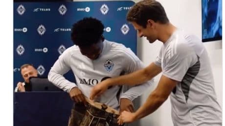 Erstes Training in Vancouver - Müller tauscht Lederhose gegen Trikotnummer
