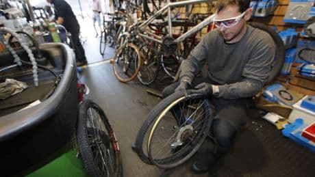 In nur wenigen Sekunden: So einfach ziehen Sie den Fahrradreifen auf die Felge
