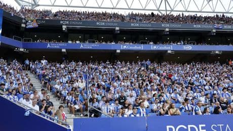 Colas en el RCDE Stadium para hacerse abonado de un Espanyol que encandila a Alan Pace