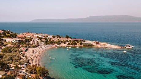 Çeşme değil, Alaçatı hiç değil! İzmirliler akın akın buraya gidecek! İzmir’in okyanusu aratmayan en güzel plajı