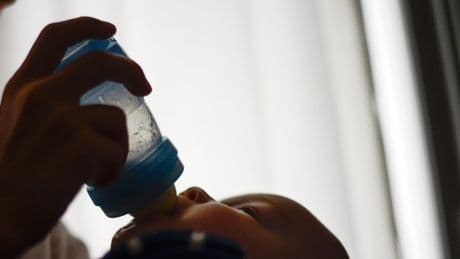 Du dioxyde de titane, cancérigène potentiel, détecté dans le lait