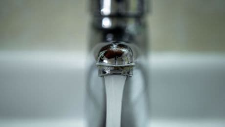 La nueva estafa del agua sucia: así engañan a las personas para venderles filtros a precios exagerados