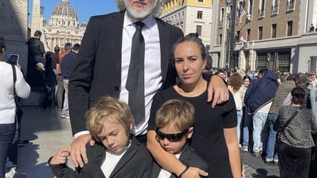 Julian Assange acude con su mujer e hijos al funeral del Papa Francisco como agradecimiento "por el apoyo durante su persecución"