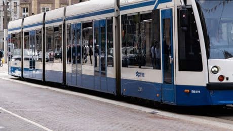Tram ontspoort door botsing met busje en wordt aangereden door andere tram in Amsterdam