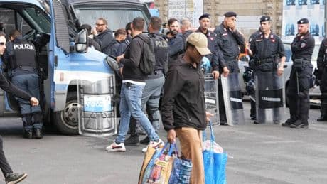 "Occupi una casa? Fuori in 24 ore". Ma per la sinistra è razzismo
