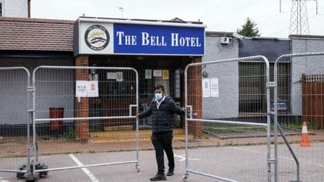 Hotel per i migranti a rischio chiusura in Gran Bretagna: ira comuni, governo Starmer in crisi