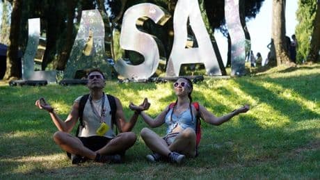 Bailar entre árboles, espejos y humo