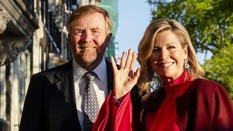 Koningspaar geniet van 5 mei-concert