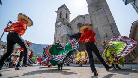 Les Preses honra en las calles y en la naturaleza las danzas de raíz en la 43ª edición del Ésdansa