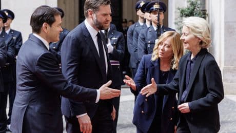Vance: «Meloni ponte tra Usa e Ue, Trump felice di accettare». Von der Leyen: «Sui dazi uniti per buon accordo per tutti»