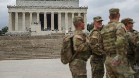 États-Unis : la Garde nationale commence à porter des armes à Washington