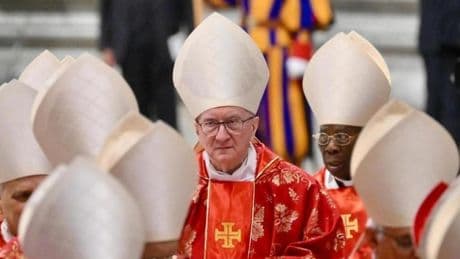 La doble felicitación al cardenal Parolin que ha generado suspicacias