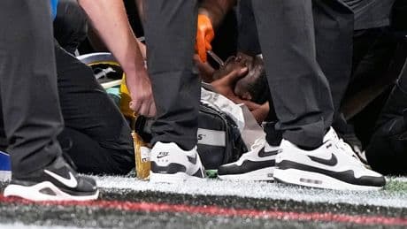 Spieler beteten für ihn  - Horror-Verletzung bei NFL-Profi!