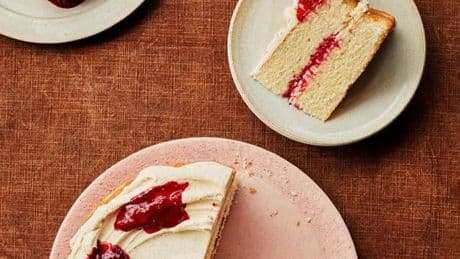 Torte mit Pflaumenmarmelade: Da dürfen Sie ordentlich reinbuttern