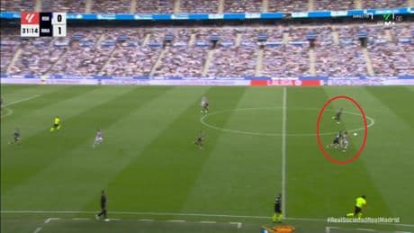 Así fue la polémica roja a Huijsen en Anoeta por la norma del último hombre que indigna al madridismo