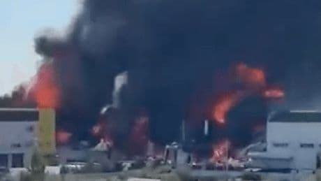 Moskau: Großbrand in Möbellager - Reitklub evakuiert
