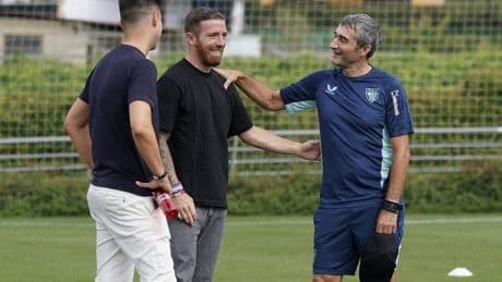 Muniain visita a sus excompañeros en Lezama antes de su debut en el banquillo del Derio