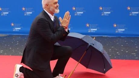 Albanien: Ministerpräsident Edi Rama geht vor Giorgia Meloni auf die Knie