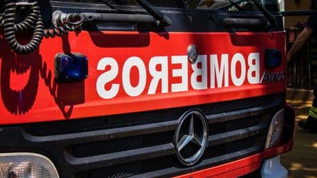 Los bomberos acuden a asegurar un edificio en Arteixo (A Coruña) para evitar la caída de cascotes