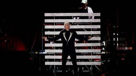 Pet Shop Boys reinician en Sevilla su gira de grandes éxitos con la solidez de 42 años de trayectoria, pero ¿son músicos o sólo aprietan botones?