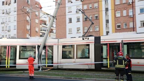 El tranvía de Sevilla choca contra una catenaria