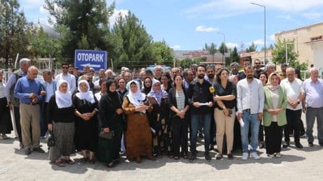ÖHD’den cezaevi önünde açıklama: Mahpus yakınlarının iç çamaşırları kontrol ediliyor