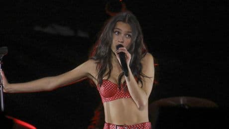 Olivia Rodrigo treedt als verrassing op met Talking Heads-frontman David Byrne