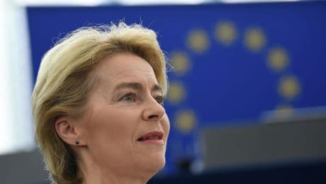 Tutti contro Ursula: «Europa fantozziana». Ecco come la sinistra scarica la von der Leyen