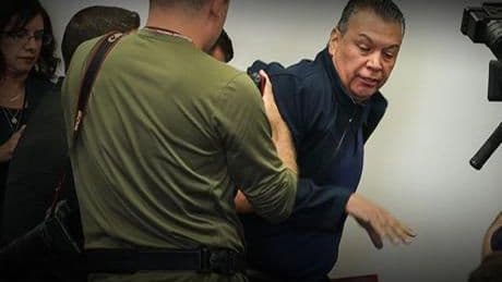 ABD'li bakana soru sormak isteyen senatöre ters kelepçeli gözaltı