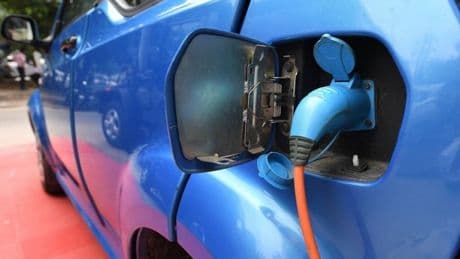 Face à la contestation de constructeurs automobiles, 150 entreprises demandent à Bruxelles de ne pas "reculer" sur l'objectif de ventes 100% électriques en 2035