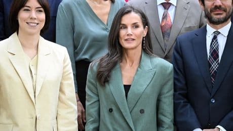 La reina Letizia estrena un traje de lino verde de Mango perfecto para ir a trabajar en verano