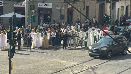 Cavalli e carrozza bianchi per il matrimonio straniero, strada bloccata: scoppia il caso a Torino