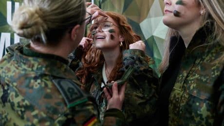 Nachwuchs für die Bundeswehr: „Willst du wirklich Scharfschützin werden?“