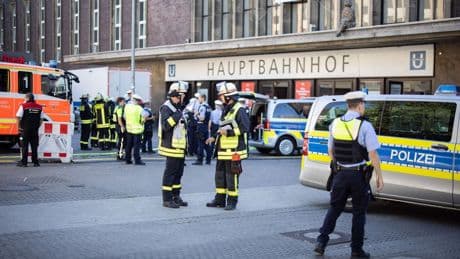 Polizei ermittelt: Mann greift im Streit um Alkohol zum Messer und sticht zu